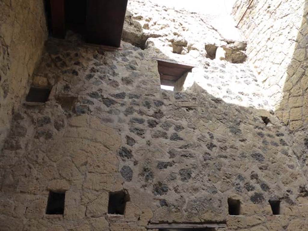 IV.4, Herculaneum, October 2014. Upper west wall above window, with holes for support beams of at least three floors. Photo courtesy of Michael Binns.